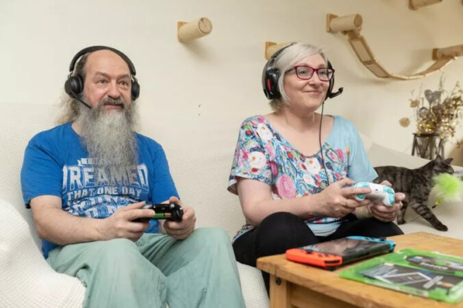 50-летняя женщина использует свой ежегодный отпуск, чтобы поиграть в видеоигры