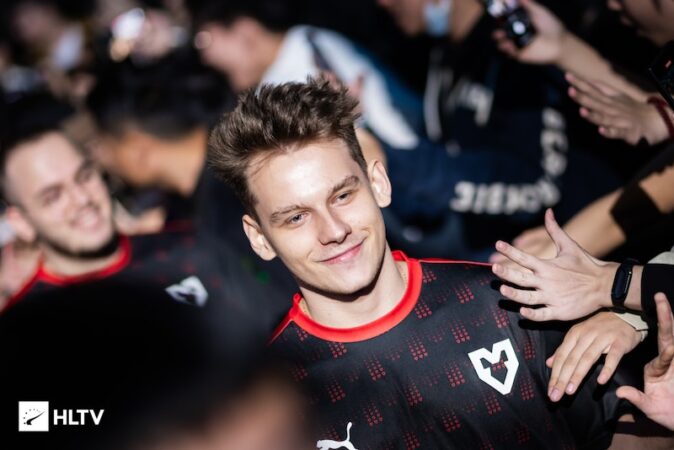 Frozen официально покинул MOUZ
