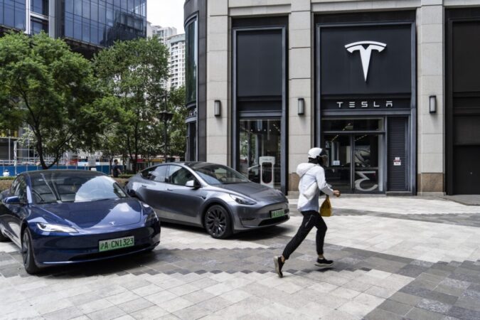 Дамоклов меч Илона Маска — капитализация Tesla превысила $1 триллион впервые с 2022 года