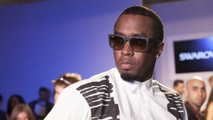 Барбер назвавшийся Джоном Доу обвинил  P. Diddy в сексуальном насилии