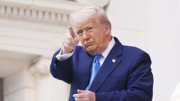Дональд Трамп представил золотой смартфон