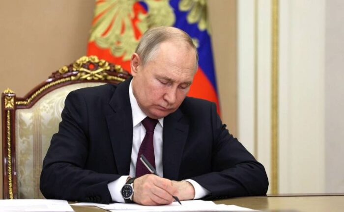 Путин подписал закон об обязательном доступе RuStore на смартфонах. В первую очередь это коснется Apple