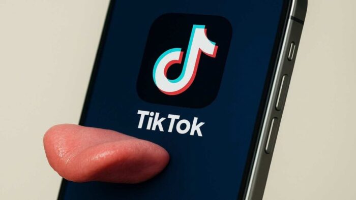 Phone теперь можно свайпать языком