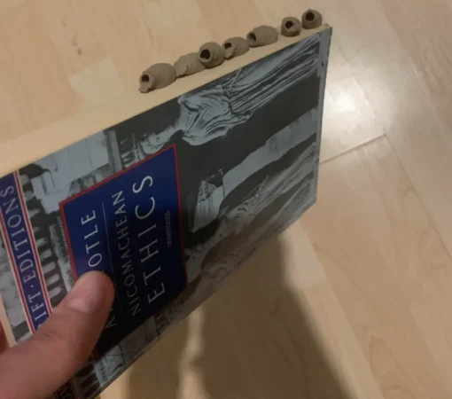 Инопланетные сморчки? Пользователь Reddit показал, что выросло на обрезе книги