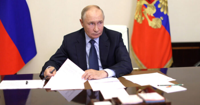 Путин подписал закон, приравнивающий мессенджер MAX к паспорту