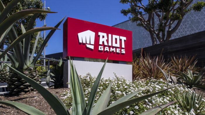 Riot Games и Tencent обвинили в накрутке 100 млн игроков в LoL